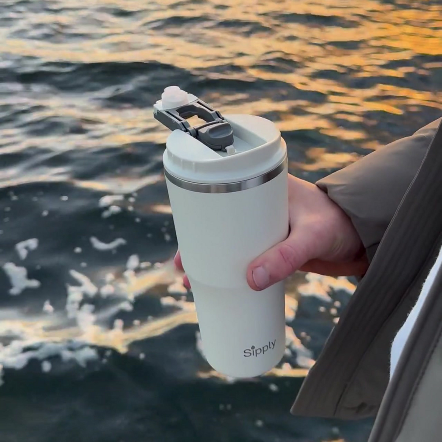 Sipply RVS Motion Tumbler 500ml in gebruik tijdens een wandeling
